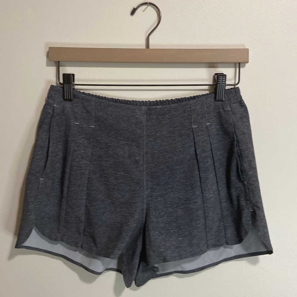 Lululemon Gray Pleated Shorts size 6 pockets in from and back.